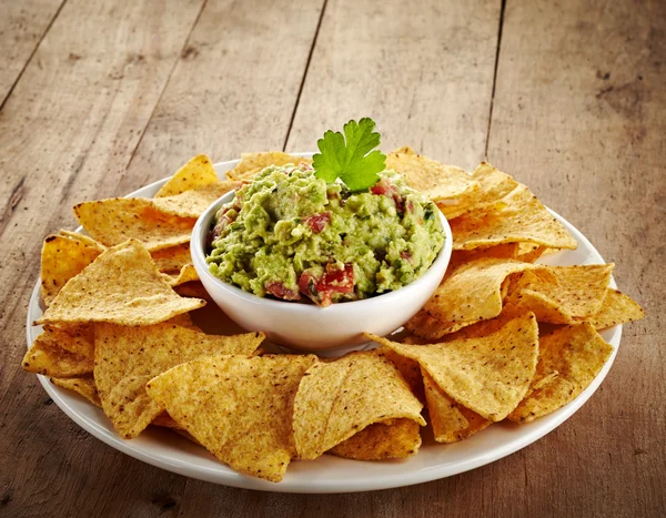 Guacamole kąpieli i nachos — Zdjęcie stockowe