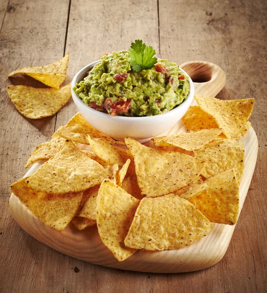 Guacamole dip and nachos — Stock Photo, Image