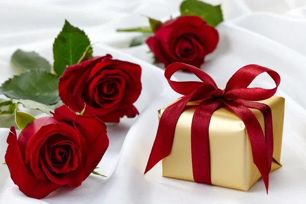 Gift box and roses — Stock Photo, Image