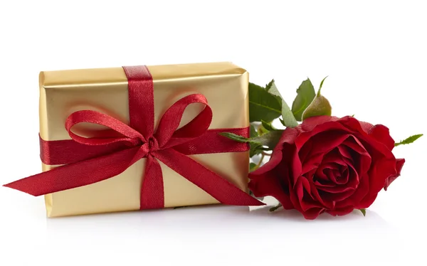 Caja de regalo y rosa — Foto de Stock