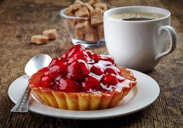 Raspberry tart and cup of coffee — Stock Photo, Image
