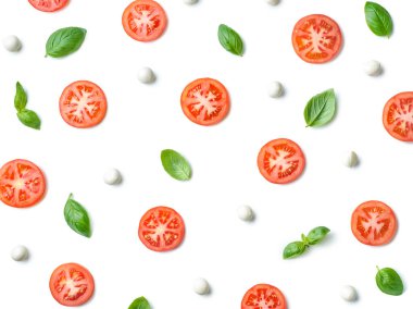 Beyaz arka planda izole edilmiş taze domates dilimleri, fesleğen yaprakları ve mozzarella peyniri topları, üst manzara, düz yatış