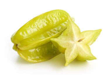 Taze olgun ve dilimlenmiş karambola ya da beyaz arka planda izole yıldız meyvesi.