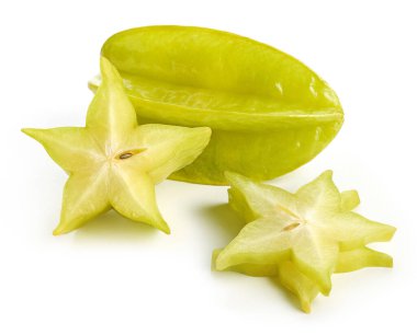 Taze olgun ve dilimlenmiş karambola ya da beyaz arka planda izole yıldız meyvesi.