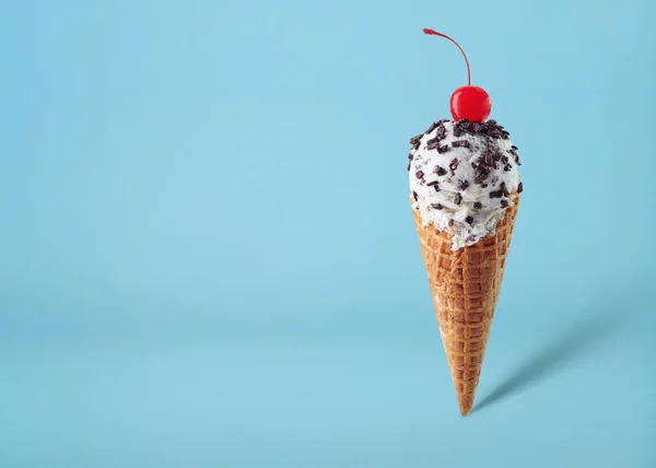 Waffelkegel Aus Vanille Schokolade Chip Eis Mit Kirsche Auf Blauem — Stockfoto