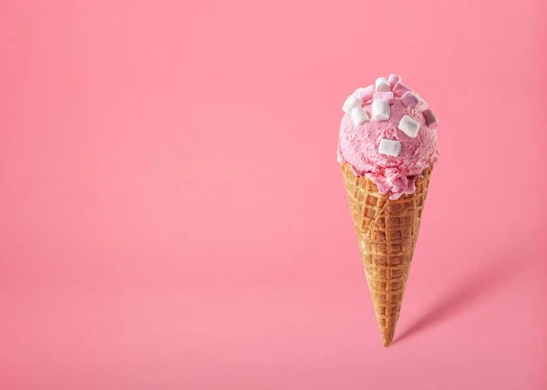 Waffelkegel Aus Rosa Erdbeereiskugel Mit Marshmallows Auf Rosa Hintergrund Raum — Stockfoto