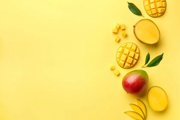 Frische Ganze Hälfte Und Scheiben Geschnittene Mango Früchte Auf Gelbem — Stockfoto