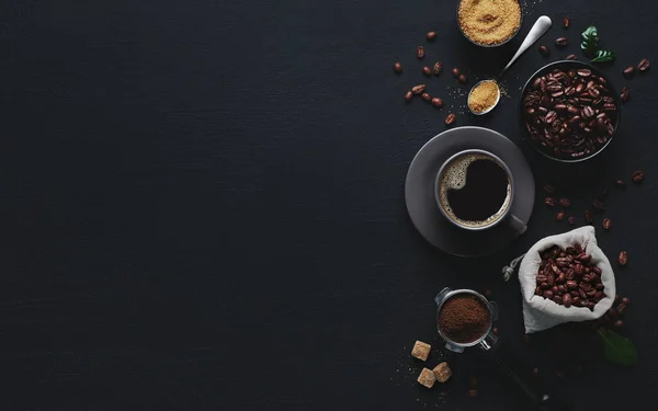 Kopje Zwarte Koffie Bonen Bruine Suiker Zwarte Achtergrond Bovenaanzicht Met — Stockfoto