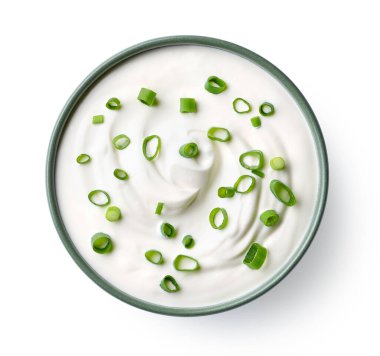 Beyaz arka planda izole edilmiş yeşil seramik krema ve soğan kasesi.