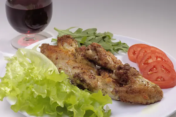 kızarmış tavuk kanatları ile plaka