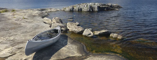 kayalık bir kıyıda tekne. ladoga Gölü