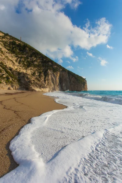 Der schöne strand von milos (lefkada)) — Stockfoto