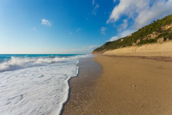 Der schöne strand von milos (lefkada)) — Stockfoto