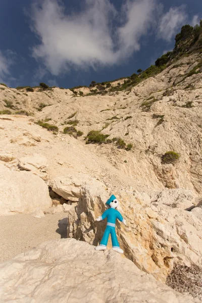 Stoffpuppe auf einer Klippe — Stockfoto