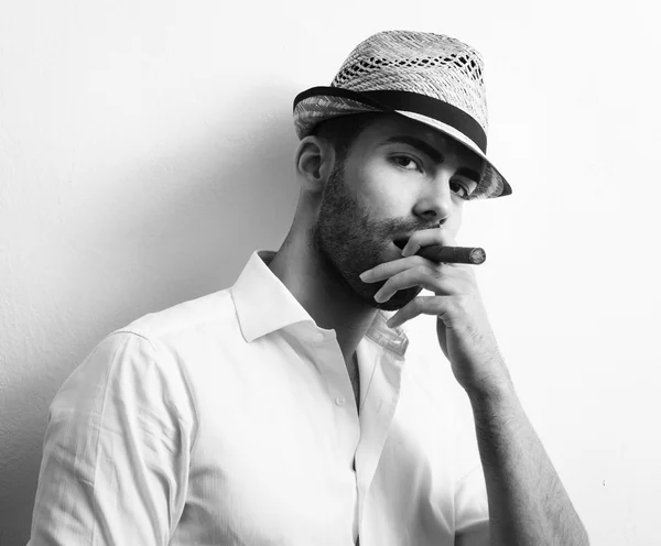 Mann mit kubanischer Zigarre — Stockfoto