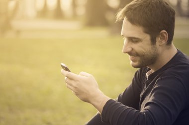 adam akıllı telefon ile