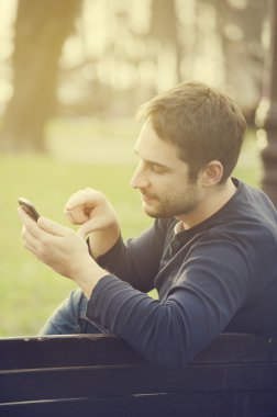 adam akıllı telefon ile