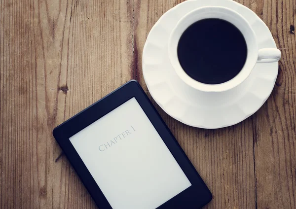 E-boek lezer en koffie — Stockfoto