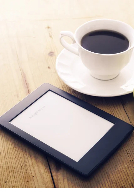 E-bok läsaren och kaffe — Stockfoto