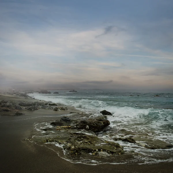 Пейзаж Морскими Волнами Капризным Небом — стоковое фото