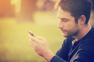 adam akıllı telefon ile