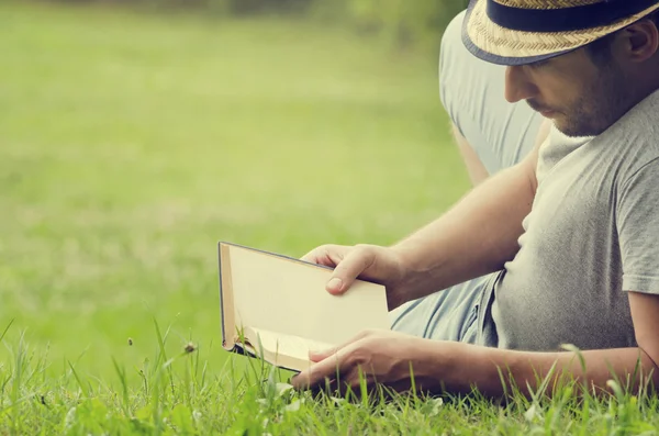 Man die een boek leest — Stockfoto