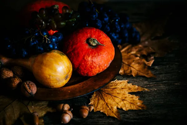 Composition Thanksgiving Avec Des Fruits Automne Dans Une Assiette Bois — Photo