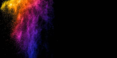 Siyah arka planda renk tozu patlaması. Soyut renkli renkli gökkuşağı tasarımı. Canlı bulut tozu yaratıcı sanat.
