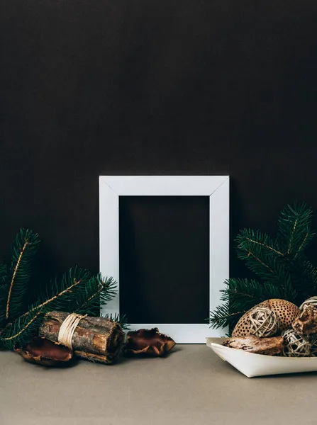 Pusta Ramka Brązowej Ścianie Organicznym Dekoracją Świąteczną — Zdjęcie stockowe