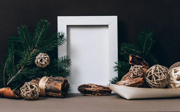 Lege Fotolijst Bruine Muur Met Organische Kerstversiering — Stockfoto