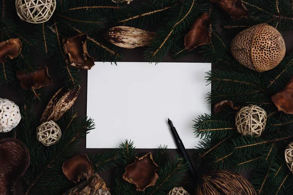 Weihnachtswunschzettel Mit Tannenbaumrahmen Und Naturweihnacht — Stockfoto