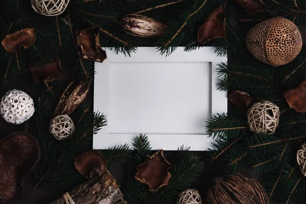 Çam Ağacı Koyu Kahverengi Arka Planda Doğal Noel Süslemesi Olan — Stok fotoğraf