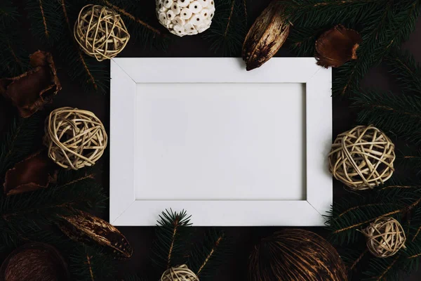 Κενό Πλαίσιο Εικόνας Πεύκο Και Φυσική Χριστουγεννιάτικη Διακόσμηση Σκούρο Καφέ — Φωτογραφία Αρχείου