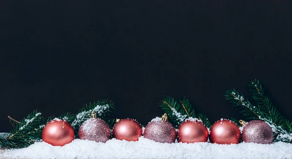 ダークブラウンの壁に雪のフレークとピンクのクリスマスボール エレガントなクリスマスの装飾の背景 トレンディーなグリーティングカード メリークリスマスと幸せな新年 — ストック写真