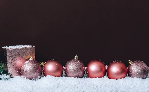 Růžové Vánoční Koule Sněhovými Vločkami Tmavě Hnědé Zdi Elegantní — Stock fotografie