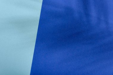 Mavi ve turkuaz renkli arka plan ve tropik palmiye gölgesi. Pastel kağıt ve egzotik bitki gölge düzeni. Yaprak siluetiyle en düşük düzlük.