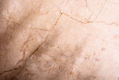 Tropikal palmiye yaprağı gölgesi olan bej renkli mermer bir arka plan. Üst Manzara. Güneş ışığıyla birlikte doğal organik madde. Yaz tarafsız tonu düzeni.