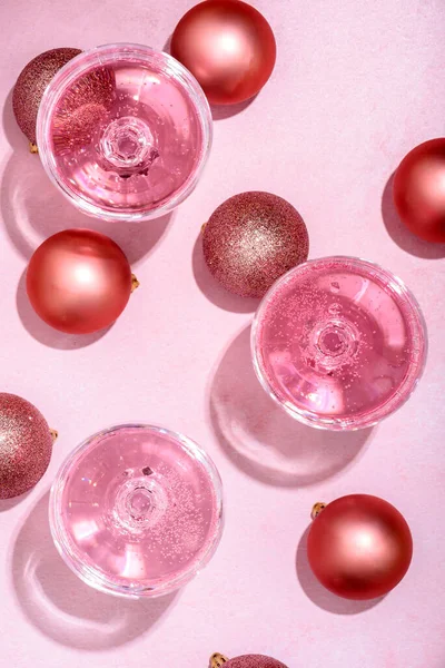 Champagne Rose Dans Des Verres Cristal Luxe Des Boules Noël — Photo