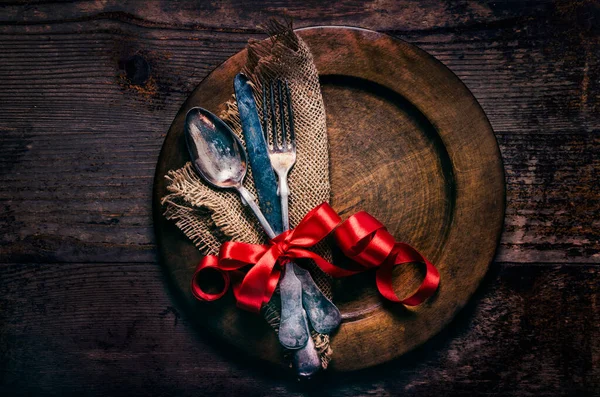 Valentines Dinner Setting Vintage Silverware Dinner Plate Red Ribbon Wooden — Stock fotografie