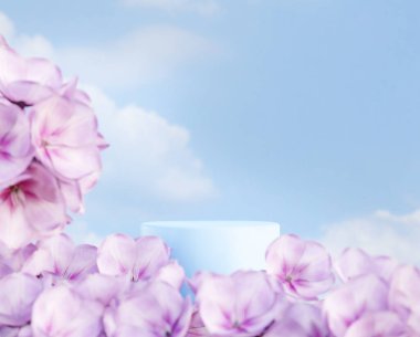 Kozmetik ve güzellik ürünleri için kiraz çiçeği çiçekli pastel podyum. 3 boyutlu çiçek desenli tezgah gösterisi. Ürün sunumu için bahar dönemi stüdyo sahnesi arka planı.