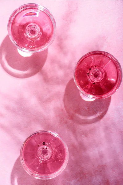 Różowy Szampan Okularach Różowym Marmurowym Stole Cieniem Dłoni Letnia Impreza — Zdjęcie stockowe
