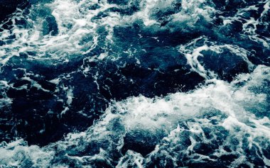 Yukarıdan soyut deniz suyu dokusu. Dramatik okyanus dalgaları hava aracı görüntüsü. Yaz tatili. Eski deniz manzaralı duvar kâğıdı güzel sanatlar..