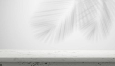 Ürün yerleştirme sergisi için beyaz duvarda bitki gölgesi olan lüks mermer masa. Moda nötr estetik güzellik ve kozmetik sahneleri için modern iç tasarım. Yaz tropik arka plan.