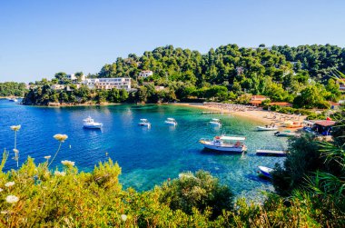Troulos Sahili, Skiathos Adası, Yunanistan. Vahşi kayalıklardan mavi Ege deniz kıyısının güzel canlı manzarası. Yunan adalarına yaz tatili turu.