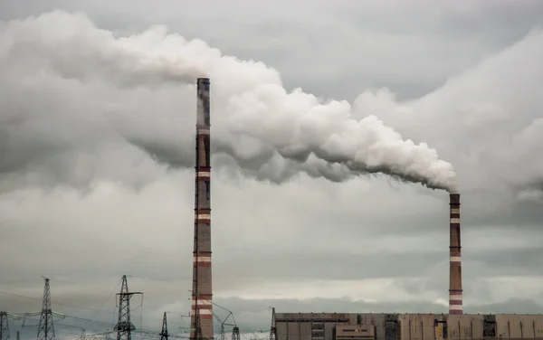 Fumée provenant des tuyaux des centrales électriques — Photo