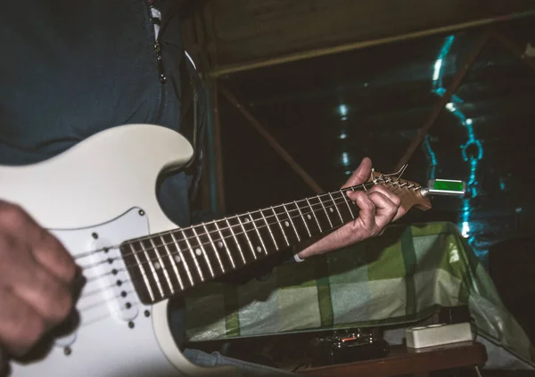 Een Man Speelt Een Witte Elektrische Gitaar — Stockfoto