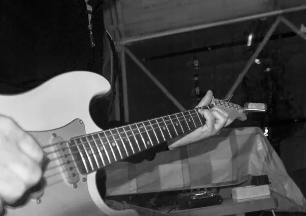 튜너로 기타를 조율하는 — 스톡 사진