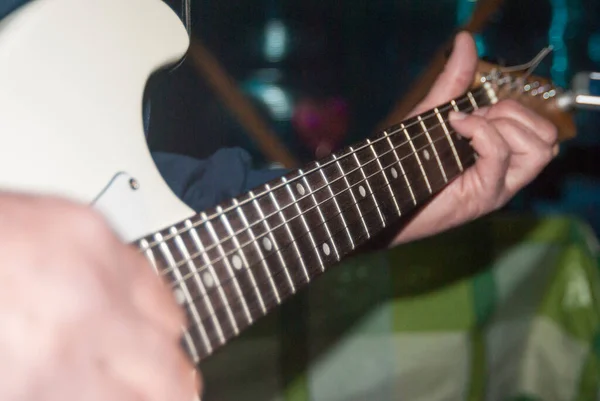 Tuning Van Een Elektrische Gitaar Met Tuner — Stockfoto