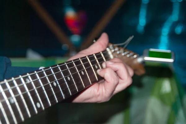 Een Man Speelt Een Witte Elektrische Gitaar — Stockfoto