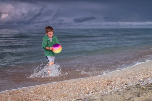 Child, the ball and the ocean — Stock Photo, Image